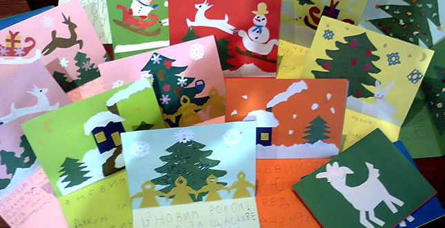 Вихованці дитячого садка №9 міста Києва підготували новорічні листівки для військовослужбовців які перебувають у Головному військовому клінічному госпіталі