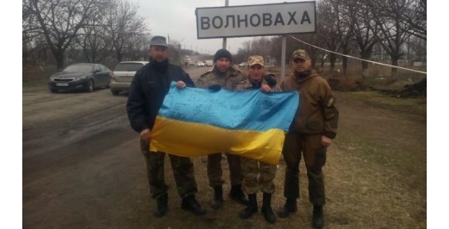 Захисники Вітчизни, які виконують бойові завдання на передовій, передали учням Києва Державний прапор України як символ незалежності нашої держави та її територіальної цілісності