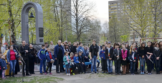 «Чорнобиль – цей біль тривожить і не вщухає». У Святошинському районі вшанували пам'ять жертвам Чорнобильської трагедії