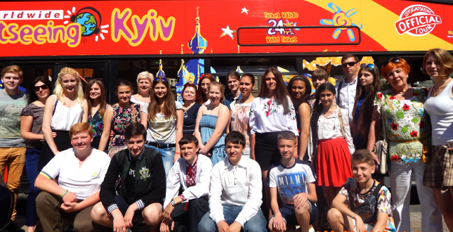 Віталій Кличко подарував лідерам учнівського самоврядування столиці екскурсію по місту