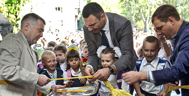 Віталій Кличко привітав школярів із 1 вересня і відкрив нову школу в Києві