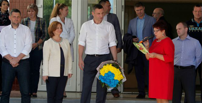Віталій Кличко відкрив сучасний стадіон у школі на Дарниці: «Наша мета – сучасний спортивний майданчик у кожній київській школі»