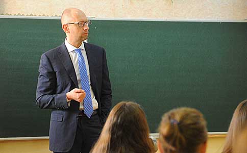 Арсеній Яценюк: Закон про освіту - більша автономія для директора і контрактна форма роботи для вчителів