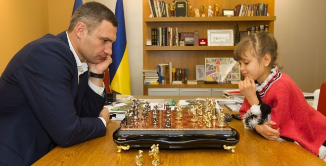 Віталій Кличко зустрівся з чемпіонкою Європи Веронікою Верем’юк та зіграв із нею партію в шахи