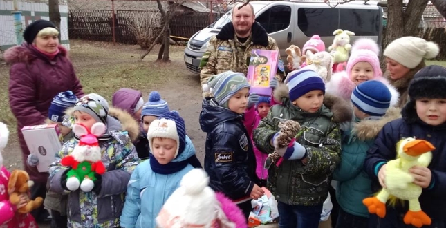 Учні Щастинської школи-інтернату Луганської області отримали привітання до новорічних свят від київських школярів