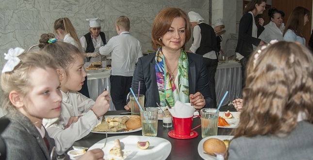 У Києві стартував пілотний проект муніципальних шкільних сніданків за принципом «шведський стіл»