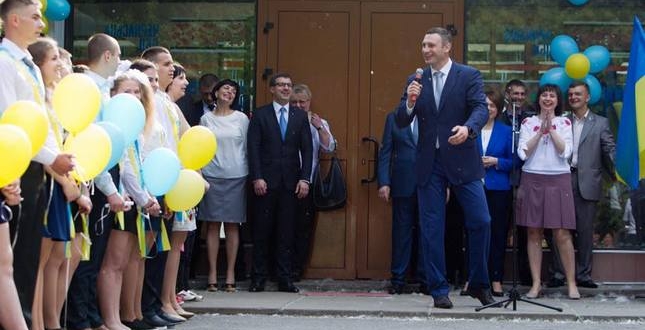Віталій Кличко привітав випускників столичної школи: «Успіх кожного з вас – це успіх нашого міста та нашої країни»