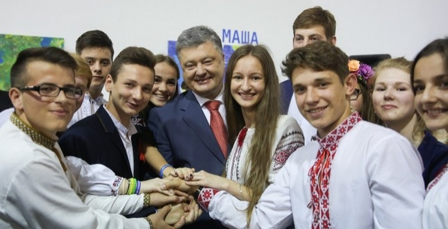Ми будуємо нову країну і ви є майбутнім України – Президент на відкритті Всеукраїнського дитячого Форуму «Діти змінюють світ»