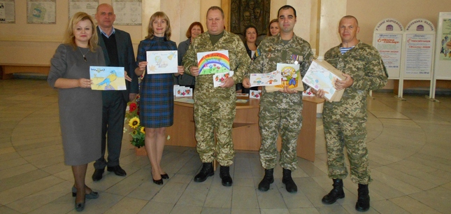 Урочиста передача авторської листівки та дитячих малюнків  для освітян, які захищають Україну в районах проведення АТО