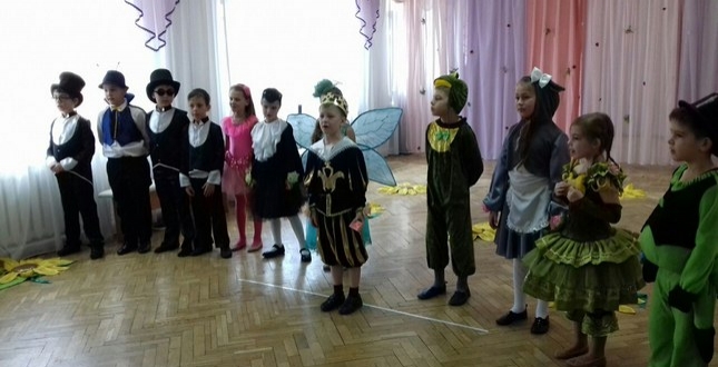 Учні гімназії «Прем’єр» привітали матусь зі святом Весни запальними танками, мелодійними піснями та прем’єрами театральних постановок.