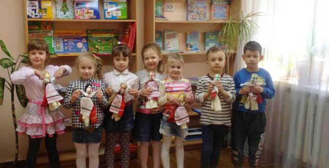 «Подарунок для матусі» - майстер-клас з виготовлення традиційного українського оберегу провели у ПДНЗ «Планета дитинства»