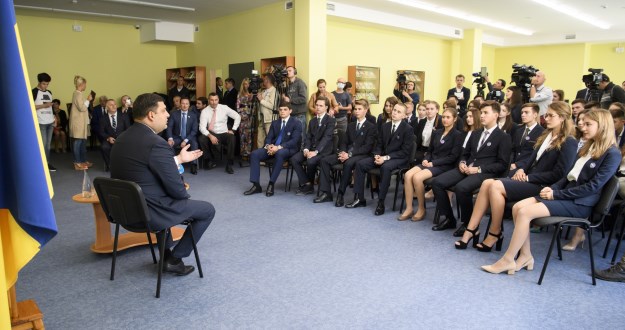 Глава Уряду поспілкувався зі старшокласниками: Я хотів би, щоби в кожній українській школі відбувся такий урок гордості