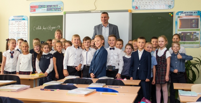 Віталій Кличко проінспектував дві нові школи в Дарницькому районі, які відкрили цього року