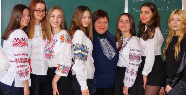 До Дня Соборності України учні та вчителі школи №8 провели флешмоб у вишиванках