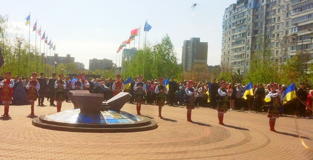 З нагоди 32-х роковин у Деснянському районі Чорнобильської катастрофи відбулася церемонія покладання квітів до пам’ятного знаку «Героям Чорнобиля»