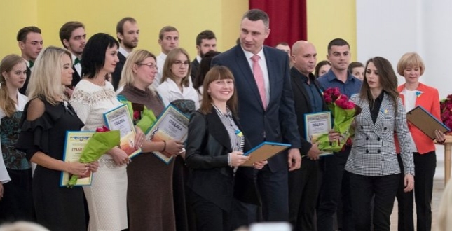 Віталій Кличко нагородив кращих освітян столиці