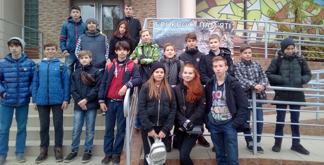 Учні закладів освіти Деснянського району міста Києва відвідали виставку «Блокпост Пам’яті»