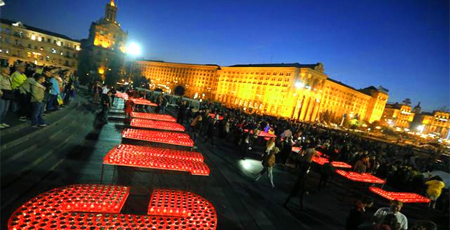 12 жовтня на Майдані Незалежності відбулася молодіжна акція «Запали свічку нашим Героям» на підтримку учасників АТО, вшанування пам’яті полеглих воїнів України та Героїв «Небесної сотні»