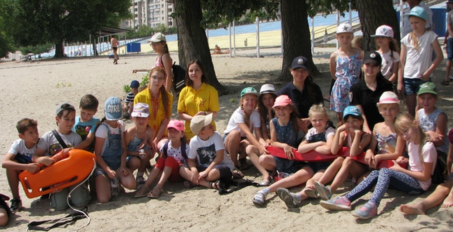 Вихованці табору «Сонечко» зустрілися з представниками Громадської організації «Пляжний патруль» на пляжі «Наталка»